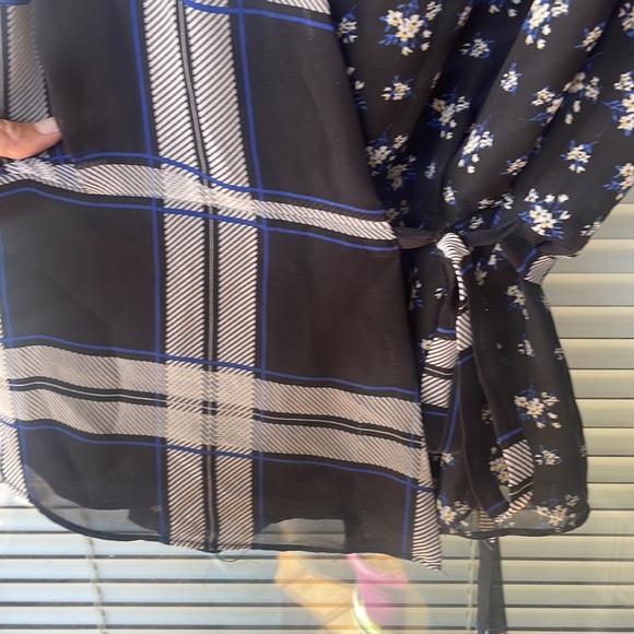 *Mismatched Pattern Wrap Top- Vince Camuto - Picture 5 of 7